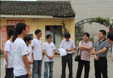 团市委书记罗凌云看望"快乐学校"志愿者