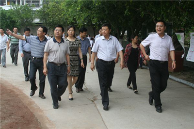 5月29日,县委书记何海生在县委常委,宣传部长范舜华,县人大常委会党组